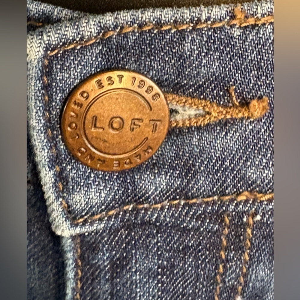 Loft woman’s denim roll shorts size 4 medium wash Jean cut off pre-loved - Picture 3 of 9